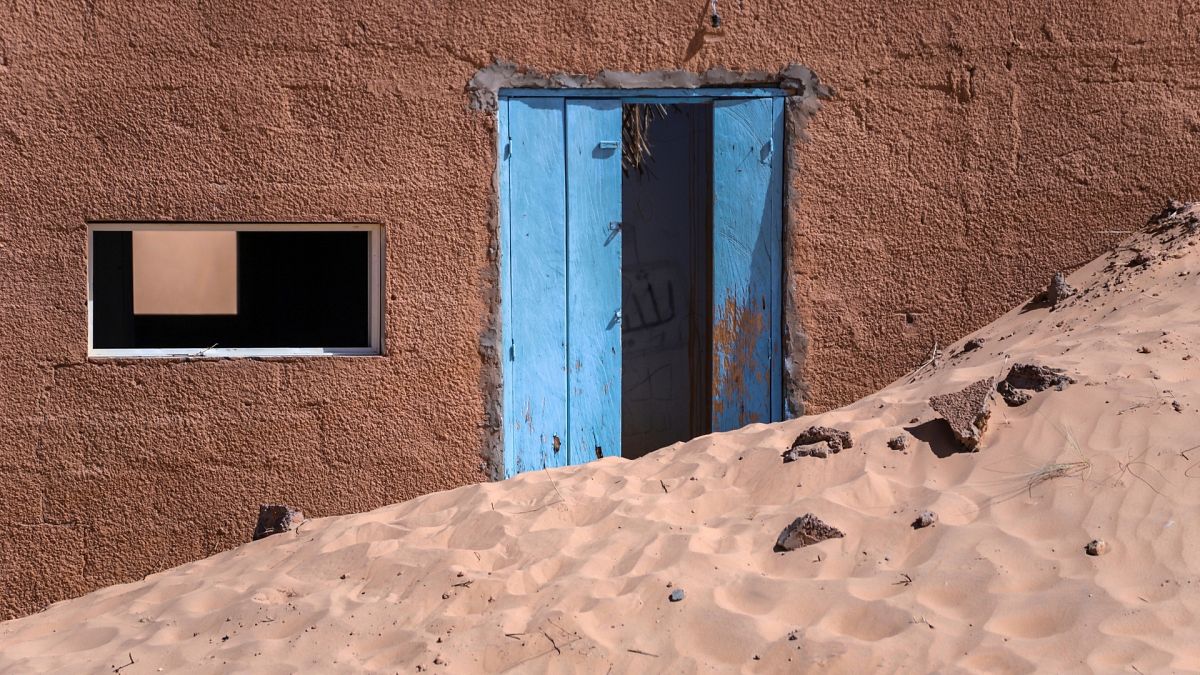 Entouré d’un océan de sable : la désertification pousse une ville ancienne au bord de l’oubli