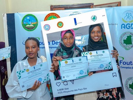 Remise des attestations aux bénéficiaires du projet de centre de formation professionnelle des jeunes filles à Riyad