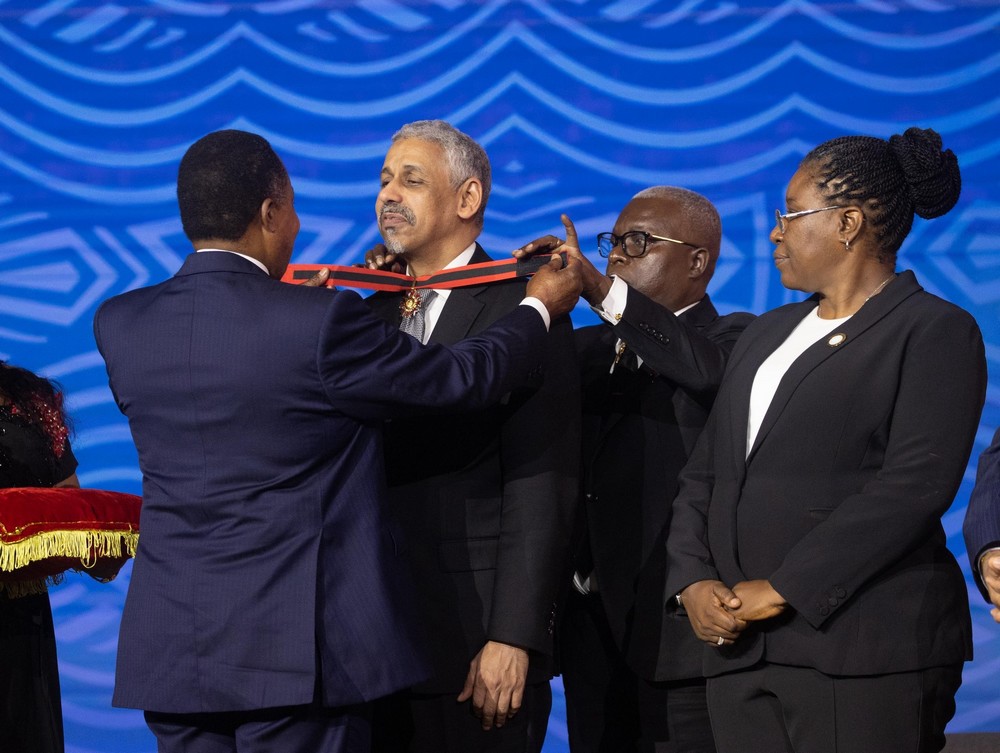 Denis Sassou Nguesso décerne le grade de Commandeur de l’Ordre du Mérite congolais à Sidi Ould Tah