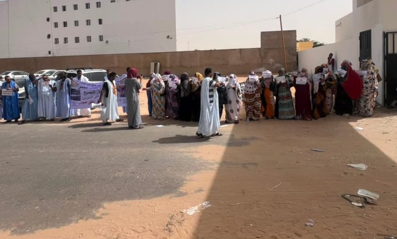 Des enseignants manifestent devant le ministère de l’Éducation pour réclamer l’ouverture des mutations et des transferts